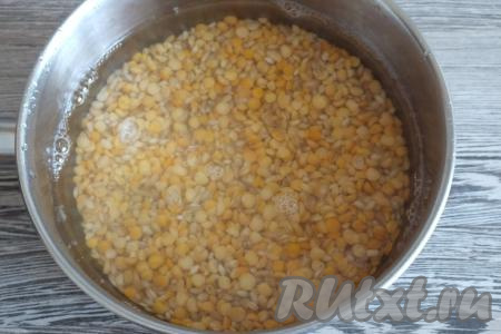 В кастрюлю выложите промытые горох и перловку, залейте 600 мл воды и поставьте на огонь, после закипания воды варите до мягкости круп (примерно, часа 1,5).