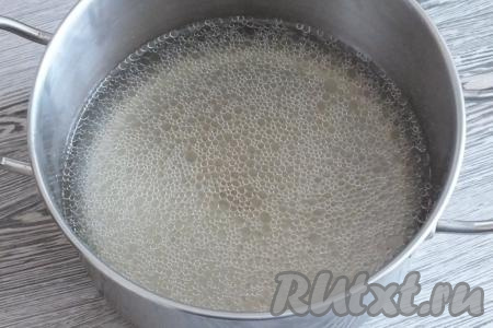 Бульон процедите.