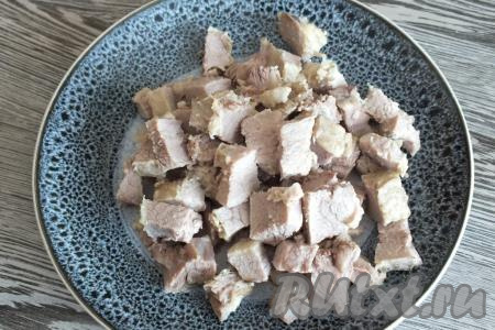 По истечении времени достаньте мясо из бульона, охладите, отделите от костей, а затем нарежьте на небольшие кусочки.&nbsp;