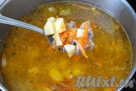 Кастрюлю с процеженным бульоном поставьте на огонь. В закипевший бульон выложите картошку, обжаренные овощи и нарезанное мясо, посолите, дайте закипеть, а затем варите на небольшом огне до полуготовности картошки (минут 10).