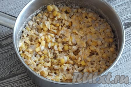 Горох с перловкой к этому времени уже сварятся. Снимите с огня.