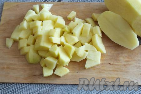 Очищенные картошины нарежьте на небольшие кубики.