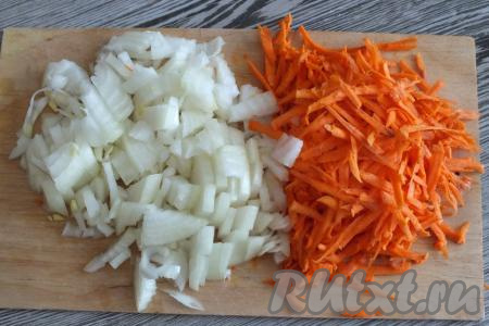 Лук, картошку и морковь очистите. Луковицу нарежьте на небольшие кубики. Натрите морковку на крупной тёрке.