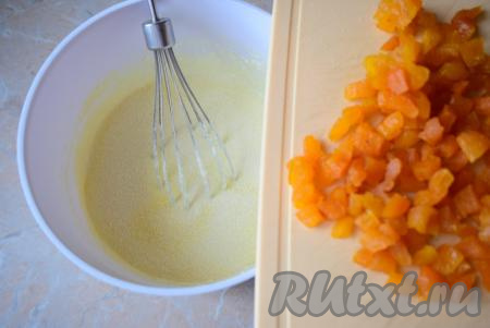Добавьте в творожную массу соду, 2 столовые ложки манки и нарезанную курагу, перемешайте. Если творог очень влажный, то манки можно добавить чуть больше. Творожная масса должна получиться в меру густой, воздушной. Оставьте массу на 10 минут, чтобы манка смогла набухнуть.