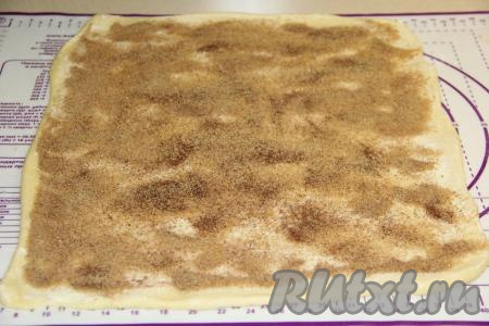 Присыпать сахаром с корицей.