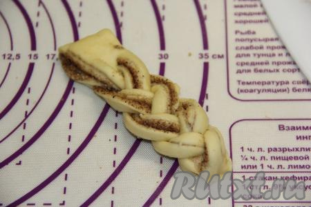 Из трёх полосок заплести косичку.