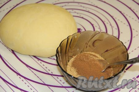 Прежде всего замесим тесто, для этого нужно соединить муку и дрожжи, перемешать. Добавить соль и сахар, влить тёплый кефир (его температура должна быть около 38-40 градусов), яйцо и растопленное тёплое сливочное масло. Замесить мягкое и нежное тесто, оставить его в миске, накрыв полотенцем, в тепле часа на 2. Тесто подрастёт, увеличится в объёме раза в 2-3. Обмять готовое тесто. В отдельной посуде&nbsp;соединить сахар и корицу, перемешать.