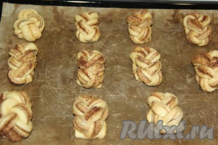 Противень застелить пергаментом (или тефлоновым ковриком). Выложить булочки-косички (у меня получилось 10 штук) на противень и оставить для расстойки минут на 30.