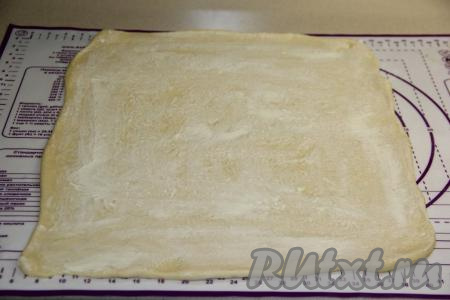 Смазать тесто мягким сливочным маслом.