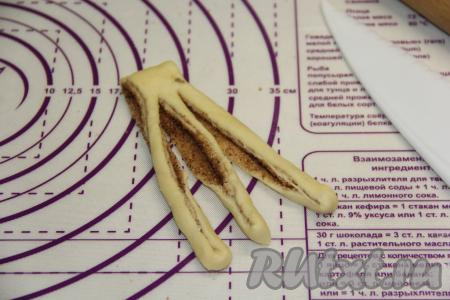 Каждую заготовку разрезать на три полоски, не дорезая до конца.