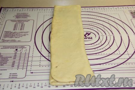 Затем другой край теста завернуть на подвёрнутую часть. У нас получится плоский, трёхслойный&nbsp;рулет.