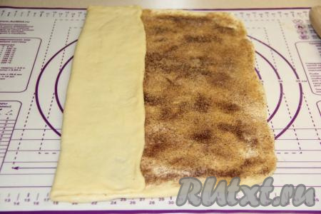 Тесто визуально разделить на три части. Одну часть слева аккуратно завернуть к середине.