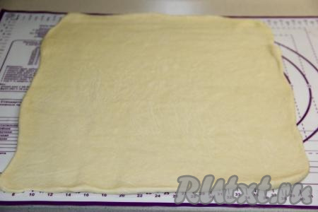 Раскатать тесто на силиконовом коврике (или на другой поверхности, присыпанной мукой) в пласт толщиной 3-5 мм.