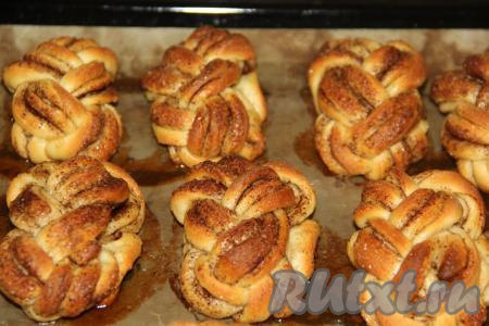 Выпекать булочки-косички в разогретой духовке при температуре 200 градусов около 25-30 минут.