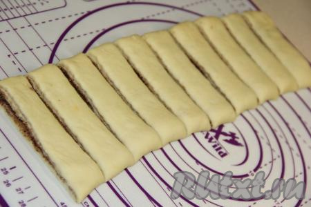 Нарезать тесто на полосы&nbsp;шириной, примерно, 5 см. Это будут заготовки наших булочек.