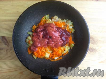 Печень и сердце нарезать на кубики и выложить в сковороду к морковке с луком. Обжаривать в течение 3-5 минут на среднем огне, периодически помешивая.