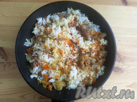 Рис хорошо промыть, дать стечь лишней жидкости, а затем выложить его в кастрюлю, залить 270 мл чистой холодной воды, поставить на огонь, дождаться закипания, а после этого варить на среднем огне до полуготовности и выпаривания жидкости (ориентировочно, понадобится около 10 минут). Затем переложить рис в сковороду с овощами и потрохами,&nbsp;перемешать, снять с огня, дать остыть и начинка для фарширования утки готова.