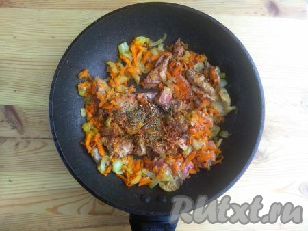 Всыпать соль и специи, хорошо перемешать.