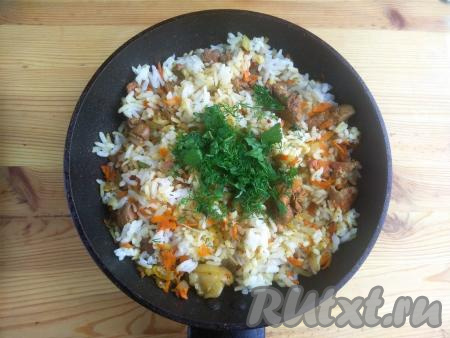 В остывшую начинку добавить,&nbsp;по желанию, нарезанную свежую зелень.