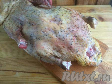 У птицы очистить железу на гузке, удалить подкрылки, отрезать шею так, чтобы шкура осталась.