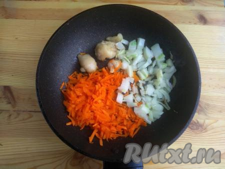 Морковь очистить и натереть на крупной тёрке, очищенную луковицу нарезать достаточно мелко. Влить в сковороду растительное масло, добавить мелко нарезанный утиный жир, растопить его. Обжарить морковку с луком на утином жиру, иногда перемешивая, до золотистого цвета (в течение 3-5 минут) на среднем огне.