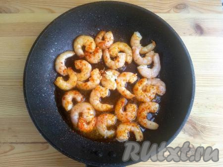 В сковороду&nbsp; с королевскими креветками влить соевый соус и лимонный сок, довести до кипения и снять с огня.