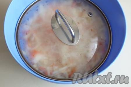 Прикройте крышкой. Остудите капусту с яблоками сначала при комнатной температуре, а после уберите в холодильник, как минимум, на 8-10 часов.