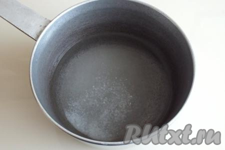 В сотейник налейте воду, добавьте сахар, соль, поставьте на огонь и доведите до кипения.