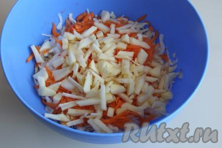 Яблоко очистите от кожуры и семенной коробочки, нарежьте на небольшие брусочки (я нарезала на нетолстые брусочки длиной около 3 см), выложите в миску к овощам и перемешайте, но не жмите руками.