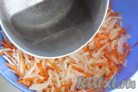 Содержимое миски залейте горячим маринадом.