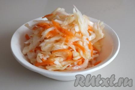 По истечении времени капуста, маринованная с яблоками, будет готова.&nbsp;