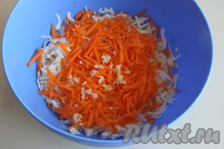 Чеснок пропустите через пресс и тоже выложите в миску.