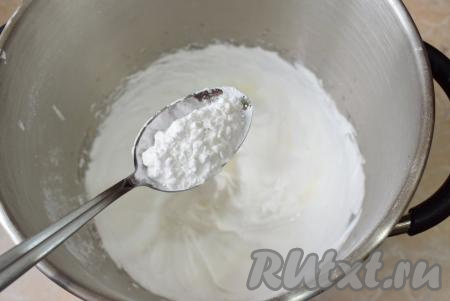 Взбейте белки до твёрдых пиков, чтобы они хорошо держали форму. На взбивание, в зависимости от мощности миксера, уйдёт 4-5 минут. Добавьте ко взбитым белкам крахмал и хорошо его вмешайте. Взбивать не надо.