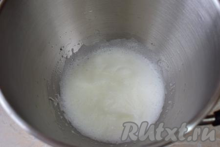 Для приготовления пирожного "Павлова" тщательно отделите белки от желтков. 100 грамм охлаждённых яичных белков влейте в абсолютно сухую чашу для взбивания. Начните взбивать белки на максимальной мощности миксера.&nbsp;