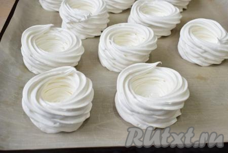 Противень для выпечки застелите пергаментом (или кулинарным ковриком). С помощью кондитерского мешка отсадите на противень небольшие корзиночки из белковой массы. Поставьте противень в духовку, разогретую до 100 градусов, на 1 час. Белковые корзиночки должны подсушиться, но сердцевина будет немного влажной. Готовые корзиночки извлеките из духовки и остудите.