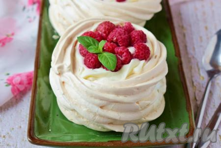 Готовые пирожные "Павлова"&nbsp;украсьте свежими ягодами или фруктами. Подержите десерт немного в холодильнике, чтобы крем застыл.