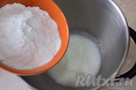 Когда появится пена, не переставая взбивать миксером, постепенно подсыпайте сахар. Он сразу будет вмешиваться во взбиваемые белки.