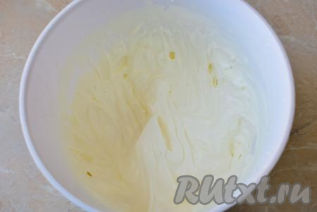 Для приготовления крема взбейте охлаждённые жирные сливки с сахарной пудрой до получения пышного, стабильного крема.