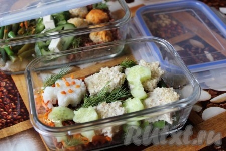 Бенто ланч из красного риса с куриными фрикадельками и овощами