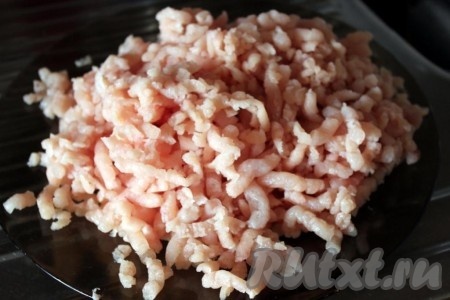 Приготовьте при помощи мясорубки из куриных грудок фарш, посолите его по вкусу.