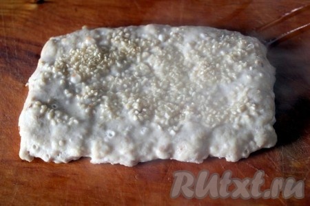 Запеките пласт из куриного фарша на противне или силиконовом коврике в духовке до полной готовности.