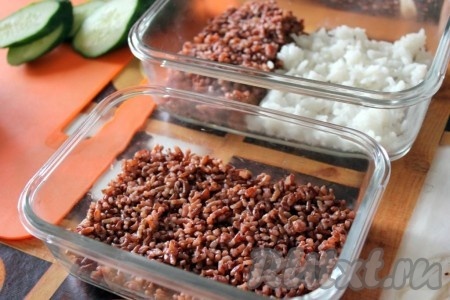 На дно контейнера для взрослого бенто ланча уложите часть красного риса и часть белого риса. А для детского бенто ланча на дно контейнера разместите только красный рис.