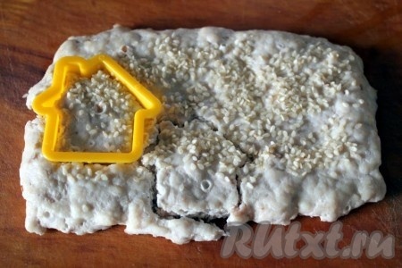 Деткам будет интересно, если из белого риса сформировать фигурку, а из огурца и запеченного куриного фарша формочками вырезать какие-либо фигурки.