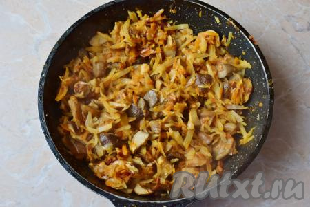 Готовая тушёная капуста станет мягкой и ароматной.