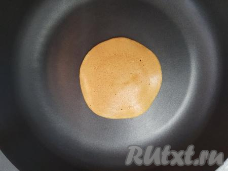 Перевернуть панкейк и жарить около 30-40 секунд (до румяности с другой стороны).