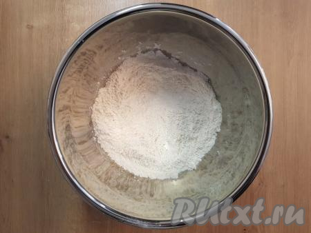 В глубокую миску всыпать сахар и муку, хорошо перемешать ложкой.