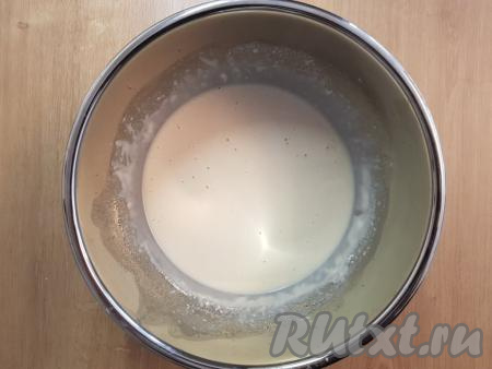 В отдельной ёмкости соду погасить лимонным соком, затем добавить к тесту и тщательно перемешать венчиком до однородной массы (на поверхности теста появятся небольшие пузырьки).