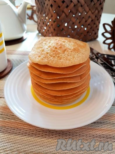 Готовый постный панкейк аккуратно переложить со сковороды на тарелку. Одна сторона панкейка получается пористой, покрытой большим количеством дырочек, а другая - ровной и румяной. Из оставшегося теста на сухой сковороде пожарить один за другим все панкейки, складывая их стопочкой на тарелку (из данного количества продуктов получается 10 штук).&nbsp;