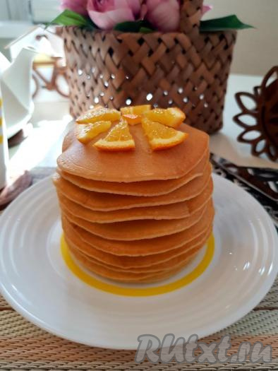 Вкусные, воздушные постные панкейки подать к столу в горячем виде, украсив фруктами или полив вареньем, мёдом или сиропом.