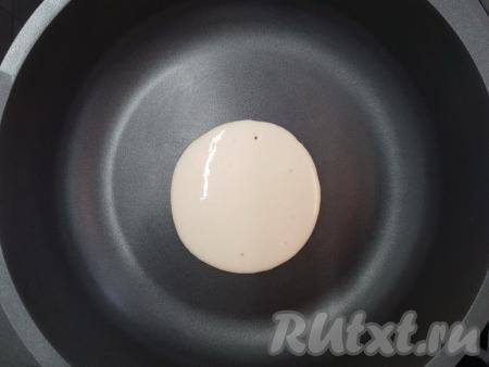 Хорошо разогреть сухую сковороду (смазывать её маслом не нужно). Затем влить в центр сковороды 2 столовые ложки теста, придавая форму круга.